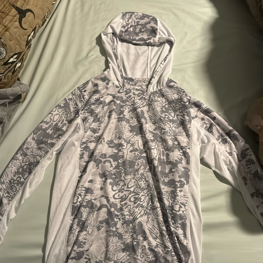 Huk youth performance shirt with hood youth large 8/10